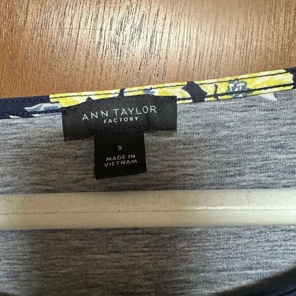 Ann Taylor Factory Size S Womens Blouse Short Sleeves with Design - Picture 4 of 5